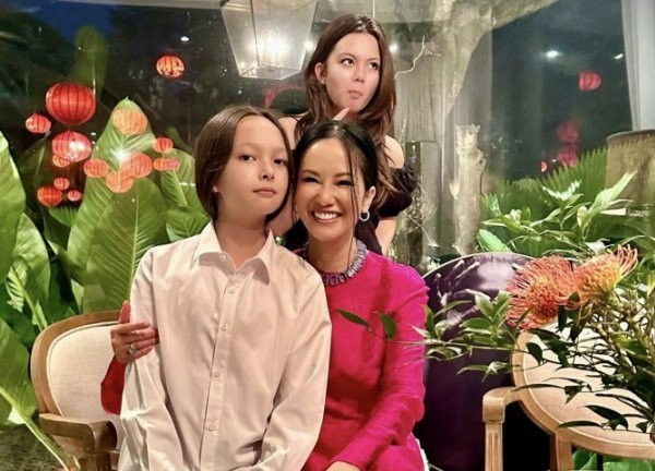Con gái 12 tuổi né tránh khi mẹ Hồng Nhung đòi hôn, biểu cảm của anh song sinh còn hài hước hơn-5