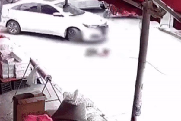 Clip: Bé gái nằm giữa đường bị cán trúng, mẹ hoảng sợ đập kính xe ô tô