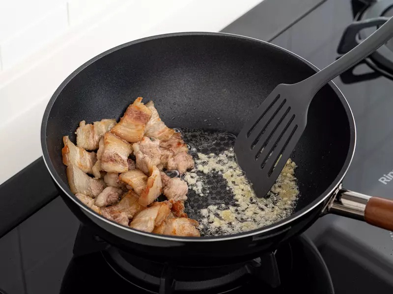 Thịt ba chỉ không rán cũng đừng rang cháy cạnh, thêm nguyên liệu này vào nấu cùng vừa ngon lại dễ làm-5