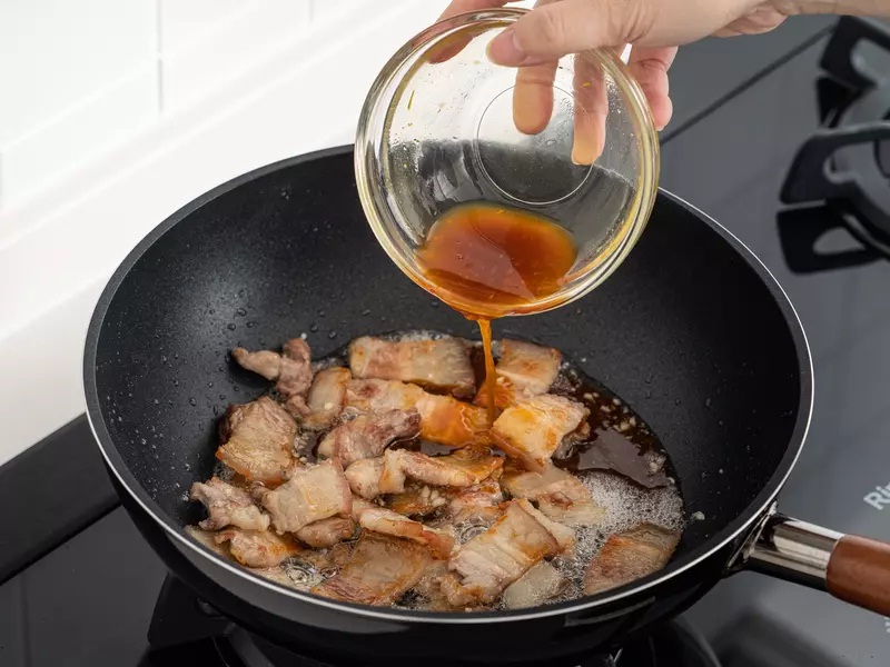 Thịt ba chỉ không rán cũng đừng rang cháy cạnh, thêm nguyên liệu này vào nấu cùng vừa ngon lại dễ làm-6