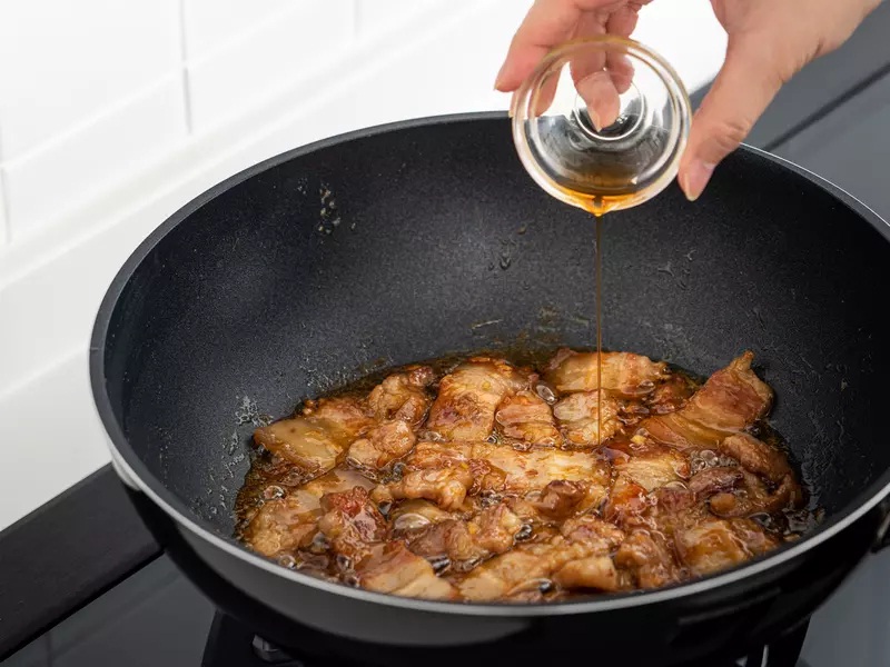 Thịt ba chỉ không rán cũng đừng rang cháy cạnh, thêm nguyên liệu này vào nấu cùng vừa ngon lại dễ làm-7