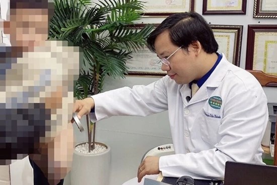 Bé 2 tuổi mắc sùi mào gà, nguồn lây không ai ngờ tới