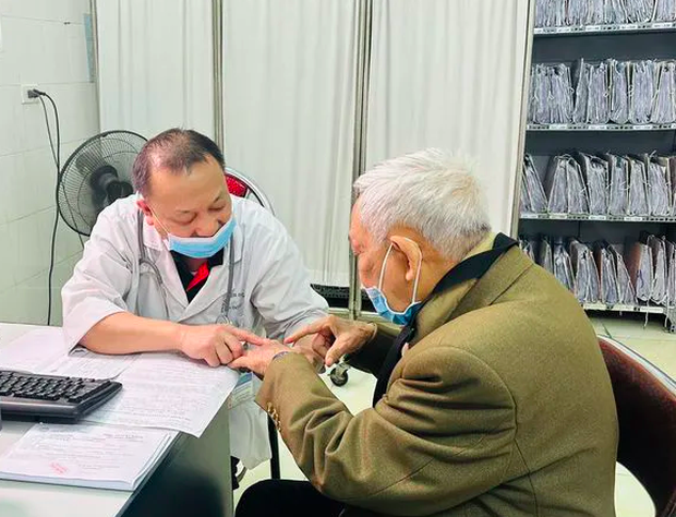 Hà Nội nồm ẩm kéo dài: Người già, trẻ em nhập viện có xu hướng tăng-1