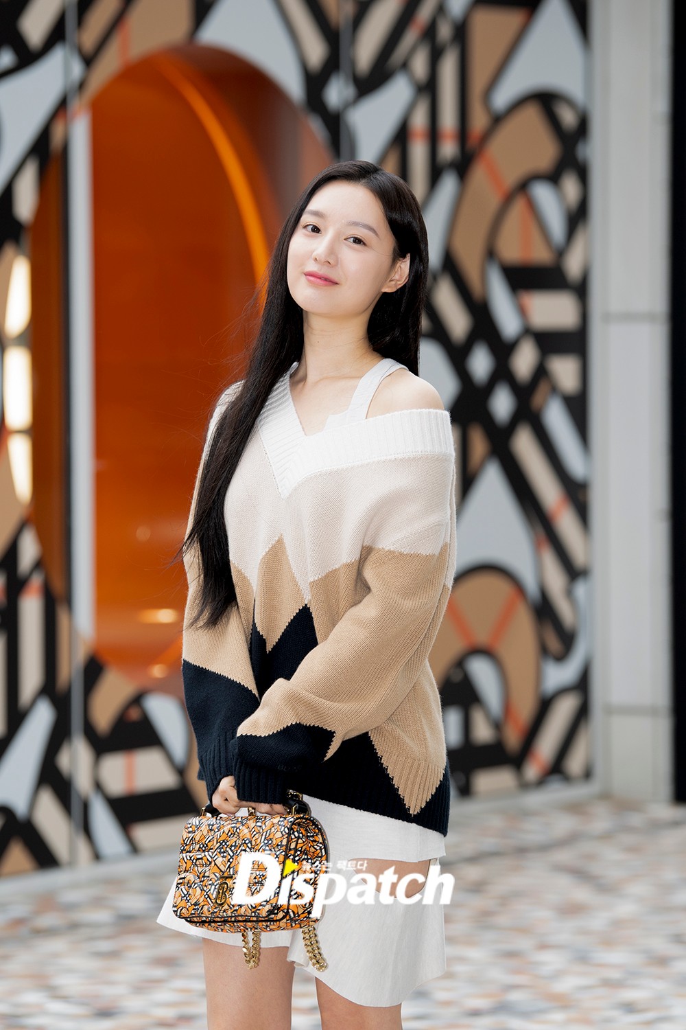 Kim Ji Won xinh đẹp lộng lẫy nhưng chỉ thích diện đồ tối giản-9
