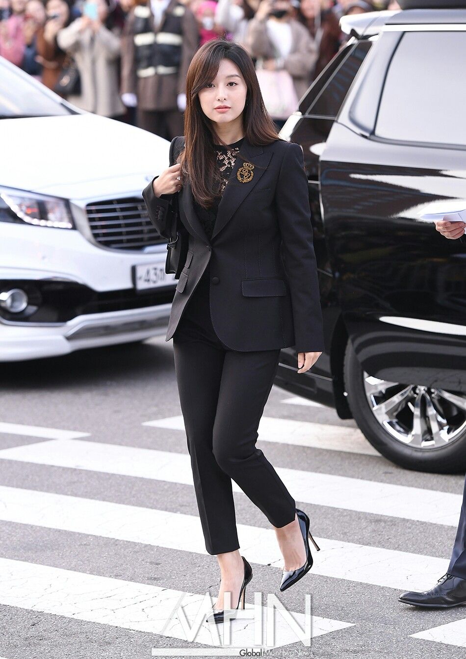 Kim Ji Won xinh đẹp lộng lẫy nhưng chỉ thích diện đồ tối giản-10