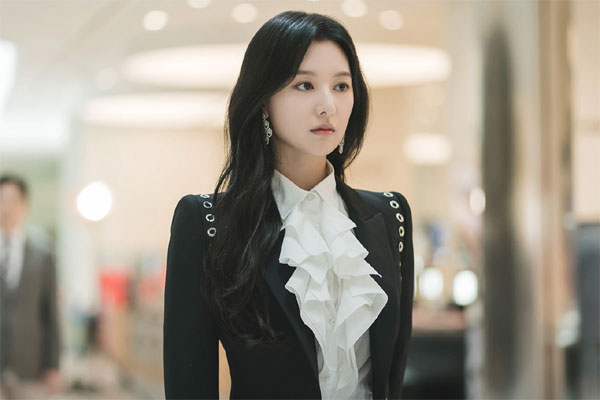 Kim Ji Won người nổi tiếng trong Nữ hoàng nước mắt dùng serum gì chăm sóc mà da lúc nào cũng bóng đẹp?-10