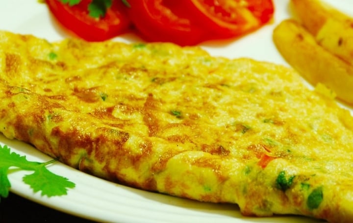 Chỉ mắm thôi chưa đủ, cho thêm vài giọt này đảm bảo trứng rán không bị tanh, lại nở bông, vàng ruộm-1