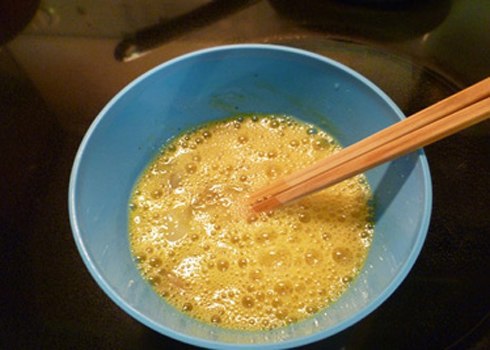 Chỉ mắm thôi chưa đủ, cho thêm vài giọt này đảm bảo trứng rán không bị tanh, lại nở bông, vàng ruộm-2