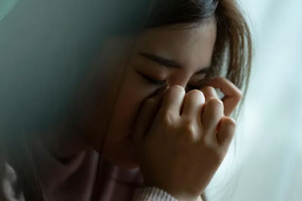 Đi dạo phố, tôi tình cờ phát hiện sở thích ăn mặc hở hang của con dâu-2