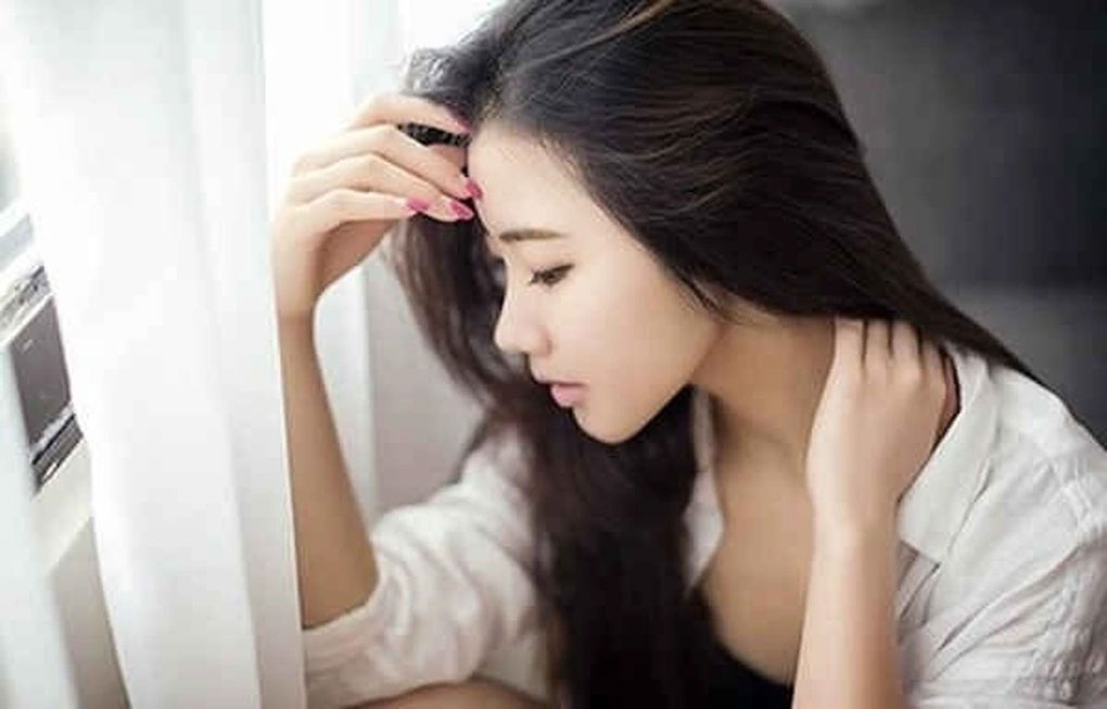 Đi dạo phố, tôi tình cờ phát hiện sở thích ăn mặc hở hang của con dâu-1