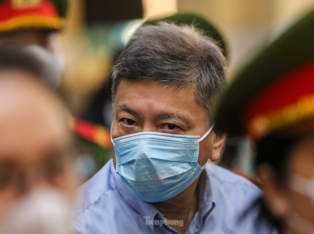 Bà Trương Mỹ Lan ra toà với kiểu tóc mới-7