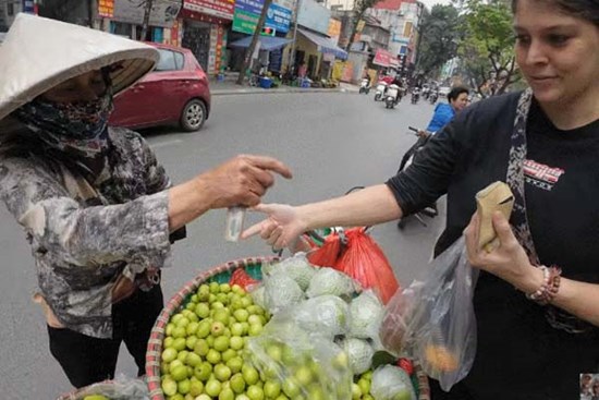 Phạt người bán hàng rong định 'chặt chém' khách Tây 200 nghìn một túi táo nhỏ