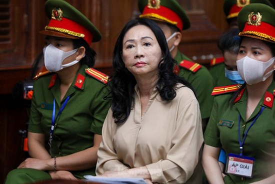 Bà Trương Mỹ Lan ra toà với kiểu tóc mới