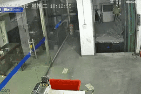 Khoảnh khắc người phụ nữ rơi điện thoại vào khe hở thang máy đầy tiếc nuối-1