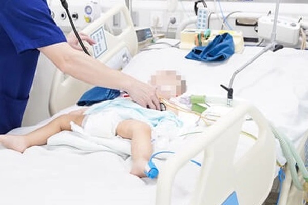 Cảnh báo: Bé 2 tháng tuổi tổn thương thần kinh nặng do gia đình bế đung đưa để dỗ-1