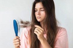 8 lý do bình thường nhưng đáng ngạc nhiên khiến bạn rụng tóc nhiều hơn mỗi ngày