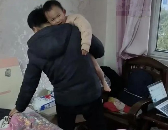 Chồng gọi điện khóc lóc than thở, nghe xong vợ vừa buồn vừa mừng trong lòng-1