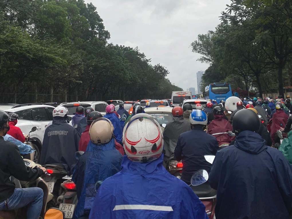 Đại lộ Thăng Long tắc như không có lối thoát: Bố muộn làm, con nghỉ học-1