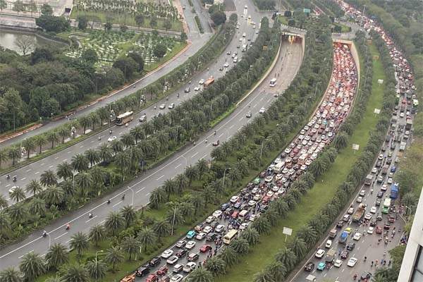 Sau hàng chục ca mổ, người phụ nữ bị chồng đổ xăng đốt bỏng 92% hiện ra sao?-3