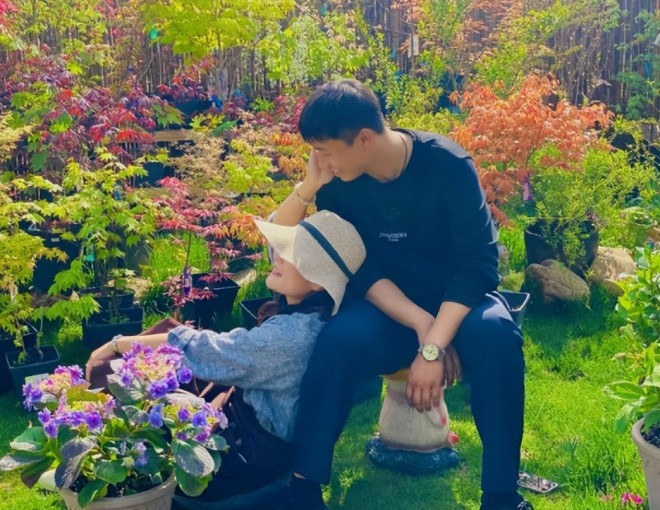 Đôi vợ chồng bỏ việc văn phòng về quê, biến vườn 200m2 thành chốn tiên cảnh” ở nhà quay vlog kiếm 170 triệu/tháng-1