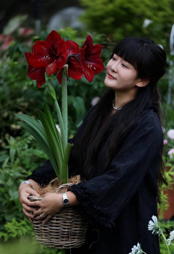 Đôi vợ chồng bỏ việc văn phòng về quê, biến vườn 200m2 thành chốn tiên cảnh” ở nhà quay vlog kiếm 170 triệu/tháng-2