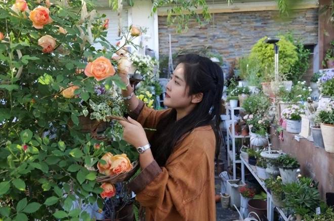 Đôi vợ chồng bỏ việc văn phòng về quê, biến vườn 200m2 thành chốn tiên cảnh” ở nhà quay vlog kiếm 170 triệu/tháng-15