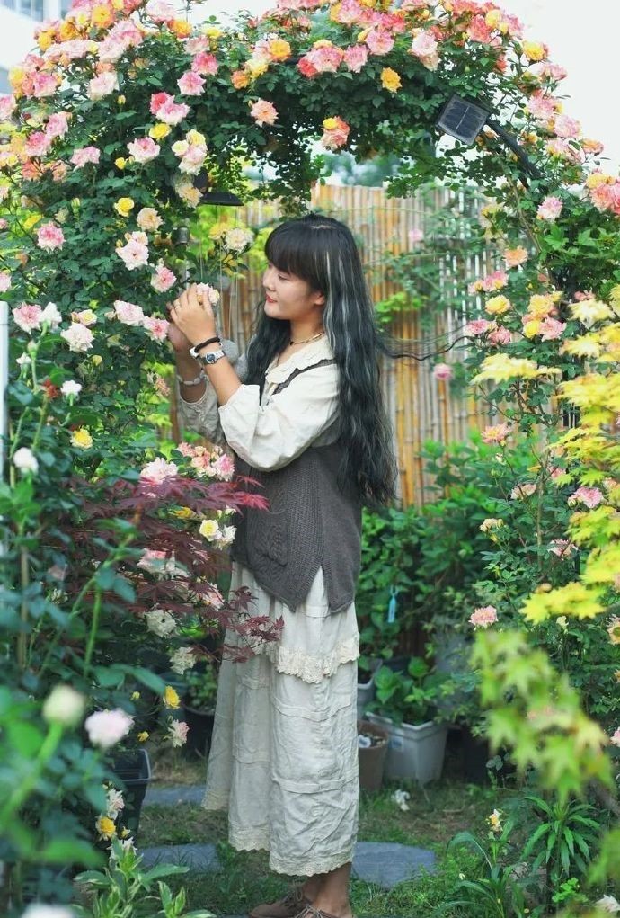 Đôi vợ chồng bỏ việc văn phòng về quê, biến vườn 200m2 thành chốn tiên cảnh” ở nhà quay vlog kiếm 170 triệu/tháng-16