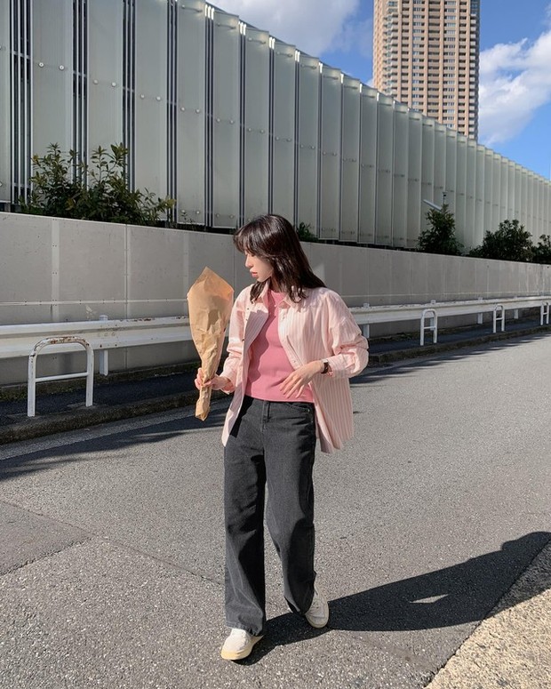 10 kiểu trang phục kết hợp siêu ăn ý với giày sneaker trắng-1