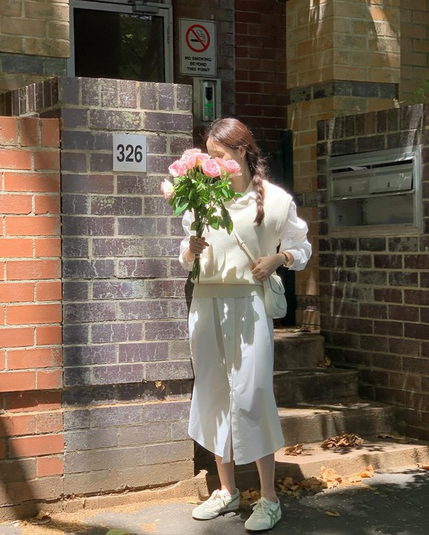 10 kiểu trang phục kết hợp siêu ăn ý với giày sneaker trắng-4