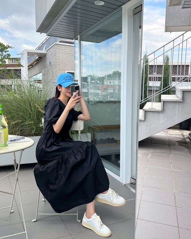 10 kiểu trang phục kết hợp siêu ăn ý với giày sneaker trắng-9