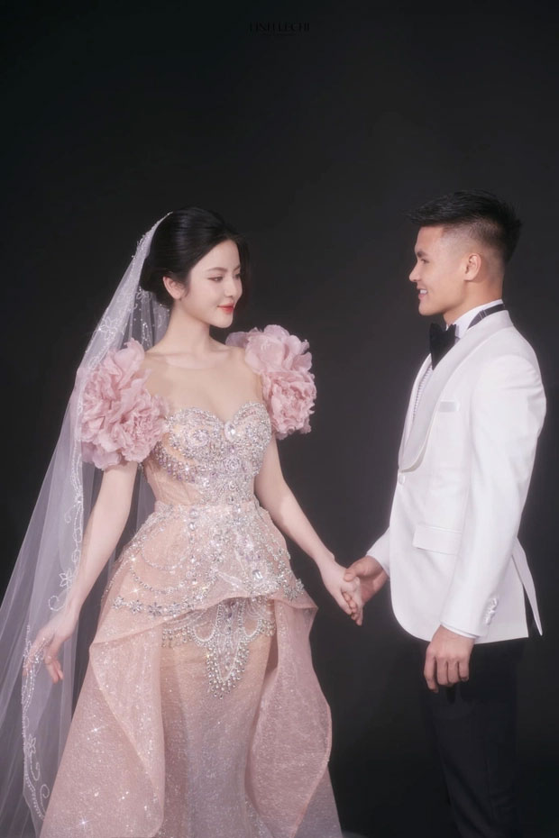 Dân mạng reaction ảnh cưới Quang Hải - Chu Thanh Huyền: Visual cô dâu gánh một chiếc váy cưới còng lưng, càng đơn giản càng đẹp-1