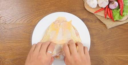 Đổi thực đơn cho cả gia đình bằng món ức gà chiên nước mắm, ngon tuyệt cú mèo-3