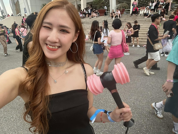 Nữ VĐV nhảy cầu xinh như hoa bán lạp xưởng, khách đi ngang đều tò mò khi thấy một thứ-6