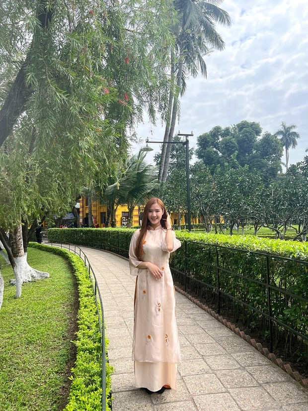 Nữ VĐV nhảy cầu xinh như hoa bán lạp xưởng, khách đi ngang đều tò mò khi thấy một thứ-8