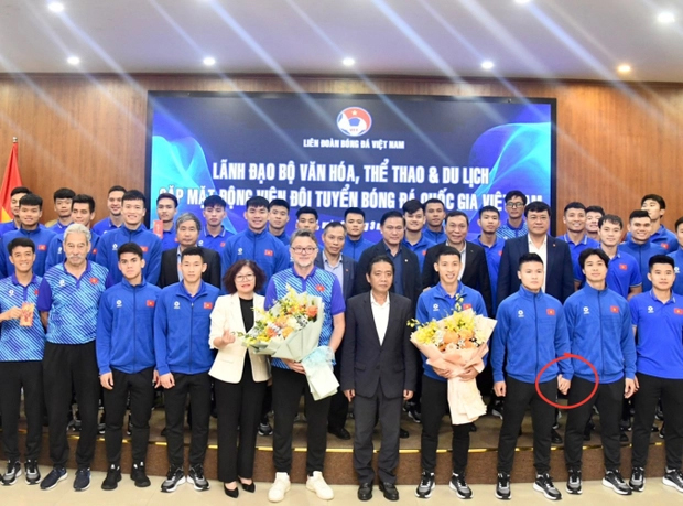 Không phải Chu Thanh Huyền, đây mới là người được Quang Hải nắm tay trước ngày đi thi đấu cùng đội tuyển Việt Nam-1
