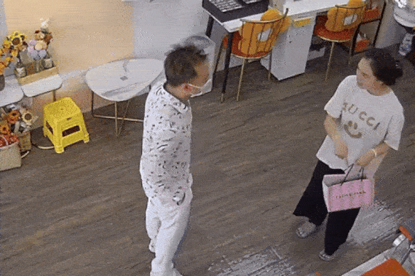 Nữ shipper mang theo con 1 tuổi rong ruổi mưu sinh-2