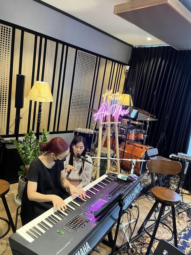 Nam Em xuất hiện trở lại trên livestream sau vụ leo ra ban công, chiêu trò quá mức rồi!-3