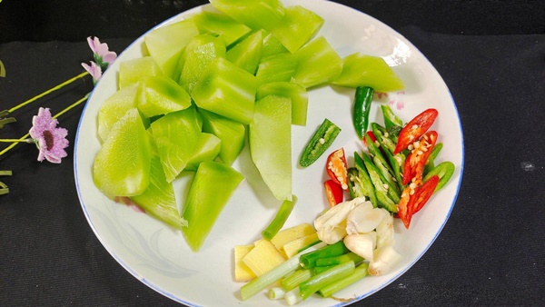 Thịt gà đem nấu cùng loại rau này ăn vừa mềm ngọt, thơm ngon mà lại giúp tăng cường hệ miễn dịch, chống lão hóa-2