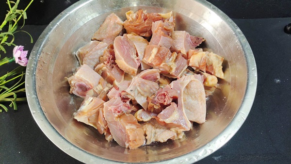 Thịt gà đem nấu cùng loại rau này ăn vừa mềm ngọt, thơm ngon mà lại giúp tăng cường hệ miễn dịch, chống lão hóa-3