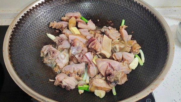 Thịt gà đem nấu cùng loại rau này ăn vừa mềm ngọt, thơm ngon mà lại giúp tăng cường hệ miễn dịch, chống lão hóa-4