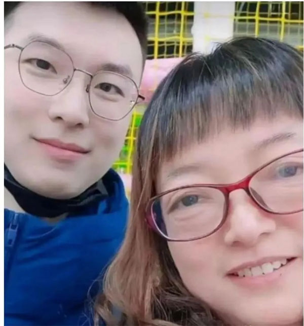 Bắt gặp thanh niên giống y hệt con trai đã khuất của mình, người phụ nữ kể câu chuyện khiến anh nhận cô làm mẹ nuôi-1