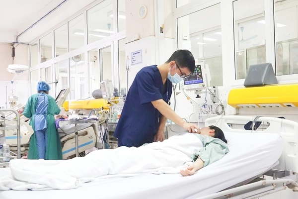 Quảng Ninh: Người phụ nữ đột nhiên co cứng người, mờ mắt sau khi tiêm thuốc gây tê nhổ răng-2