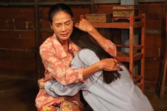 Nửa năm mới lên thăm con gái, vừa mở cửa thấy cảnh tượng trong nhà mà tôi run bắn