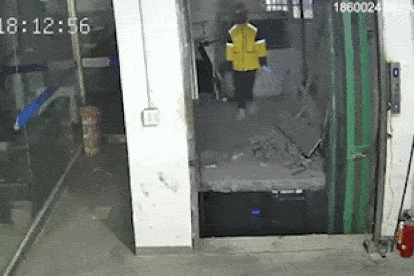 Clip: Hai cha con đi xe máy suýt bị hố tử thần nuốt chửng-1