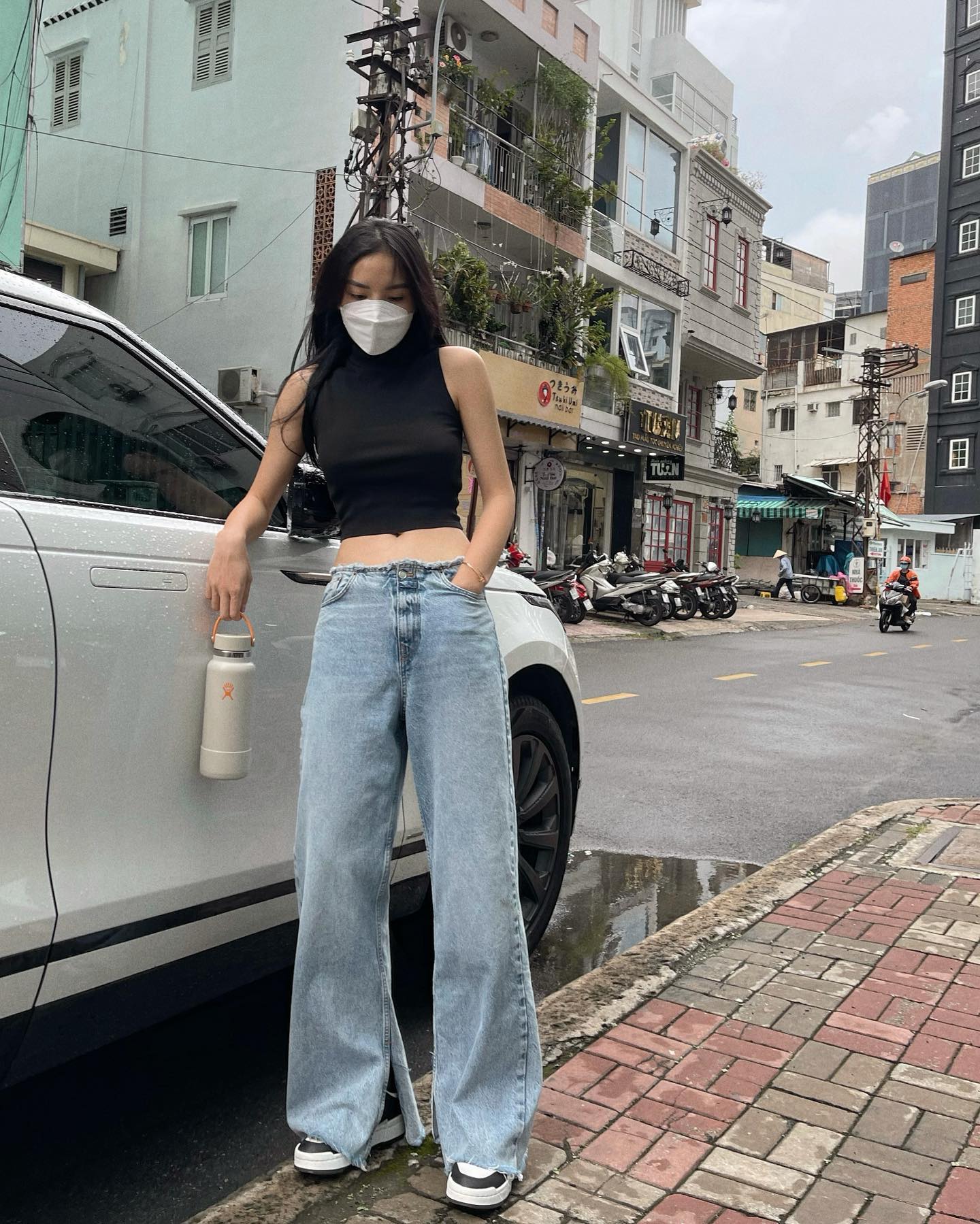 Mặc quần jeans ống rộng sành điệu, tôn dáng như Kỳ Duyên và Phương Ly-5