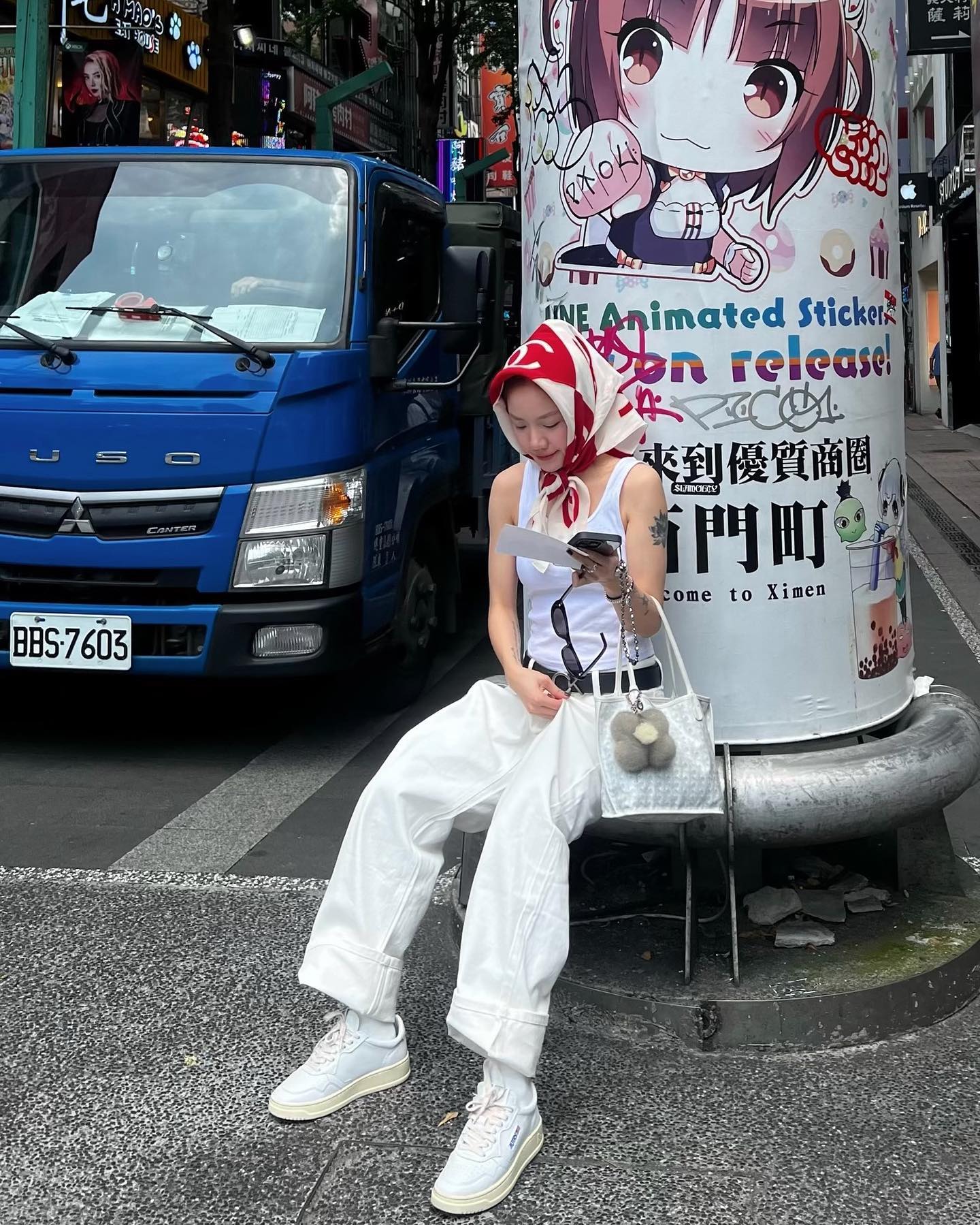 Mặc quần jeans ống rộng sành điệu, tôn dáng như Kỳ Duyên và Phương Ly-8