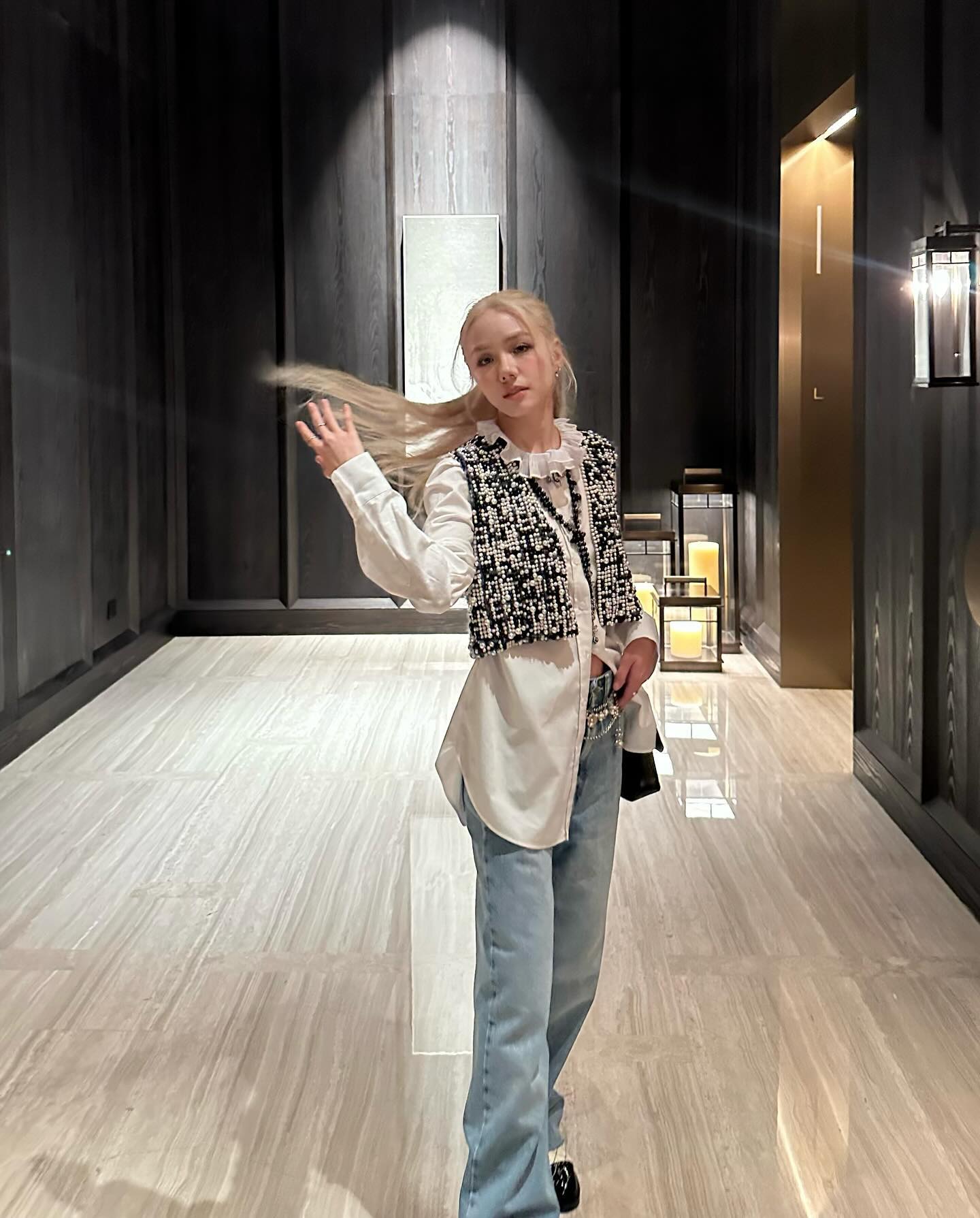 Mặc quần jeans ống rộng sành điệu, tôn dáng như Kỳ Duyên và Phương Ly-10