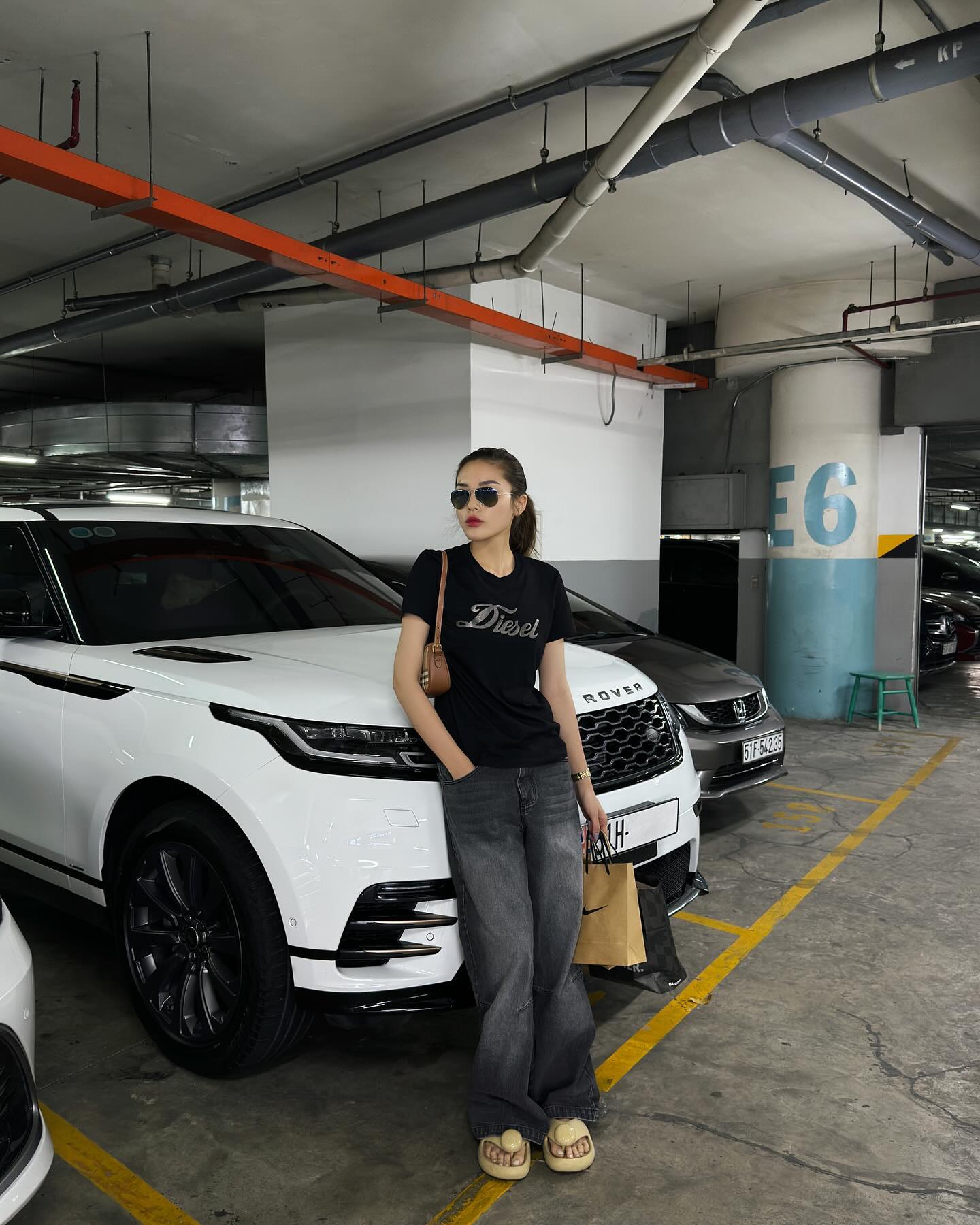 Mặc quần jeans ống rộng sành điệu, tôn dáng như Kỳ Duyên và Phương Ly-2