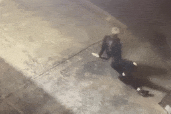 Đột nhập nhà dân, tên trộm chạy mất dép vì bị chó nhà truy đuổi-1