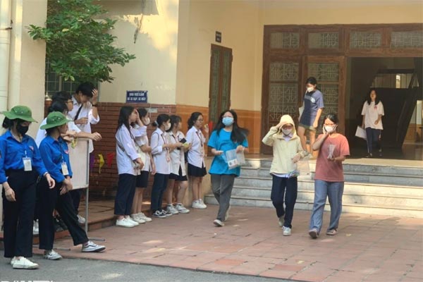 Trường chuyên Ngoại ngữ không xét tuyển thẳng, thi trong 1 buổi duy nhất-2